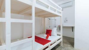 Ένα ή περισσότερα κρεβάτια σε δωμάτιο στο RedDoorz @ Camp Saint John Hotel La Union