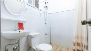 Ένα μπάνιο στο RedDoorz @ Camp Saint John Hotel La Union