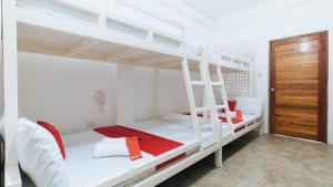 Ένα ή περισσότερα κρεβάτια σε δωμάτιο στο RedDoorz @ Camp Saint John Hotel La Union +18 φωτογραφίες