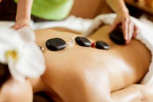 Una muñeca con pastillas negras en el estómago. en NOUVEAU*Le Bois étoilé*Balnéo*Massage*Détente*Wifi*Netflix*Self-checkin, en Venette