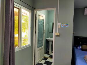 Bathroom sa Metha Country View Homestay Singburi