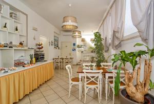restauracja ze stołami i krzesłami oraz kuchnią w obiekcie City Hotel w Viareggio