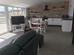 Kuchyň nebo kuchyňský kout v ubytování 2 Bed-Sleeps 4-Mtn View-Private Pool & Terrace