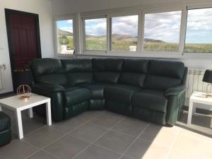 Posezení v ubytování 2 Bed-Sleeps 4-Mtn View-Private Pool & Terrace