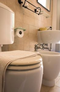 A bathroom at Casale Sombrino