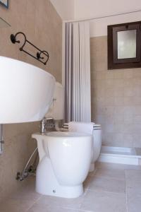 A bathroom at Casale Sombrino