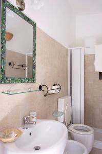 A bathroom at Casale Sombrino