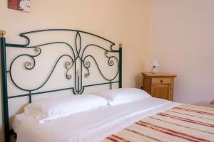A bed or beds in a room at Casale Sombrino