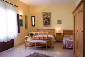 1 dormitorio con 2 camas y ventana en Casale Sombrino, en Supersano