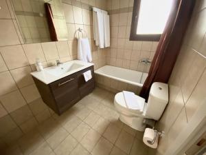 Koupelna v ubytování Lithos Villas