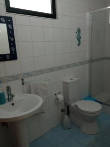 A bathroom at CASA do MONDEGO COIMBRA-17km