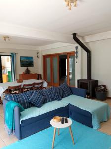 - un salon avec un canapé bleu et une table dans l'établissement CASA do MONDEGO COIMBRA-17km, à Penacova