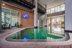 una piscina en el medio de un edificio en Kokotel Bangkok Dheva Thonglor en Bangkok