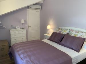 A bed or beds in a room at Relais de navon