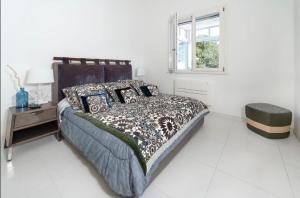 - une chambre avec un lit et une fenêtre dans l'établissement Villa Caponegro, à Avola