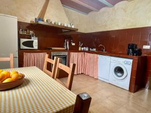 A kitchen or kitchenette at Casa Ramoncico. Finca el Campillo