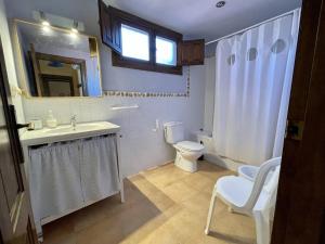 A bathroom at Casa Ramoncico. Finca el Campillo