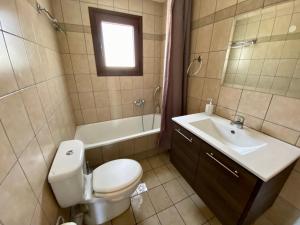 Koupelna v ubytování Lithos Villas + 37 fotografií
