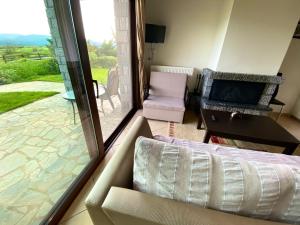 TV a/nebo společenská místnost v ubytování Lithos Villas