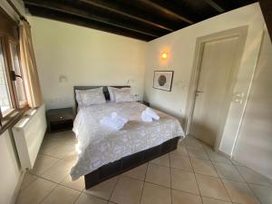 Postel nebo postele na pokoji v ubytování Lithos Villas