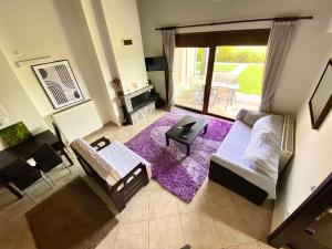 Postel nebo postele na pokoji v ubytování Lithos Villas