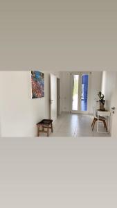 - un salon avec des murs blancs et une table dans l'établissement Villa Caponegro, à Avola
