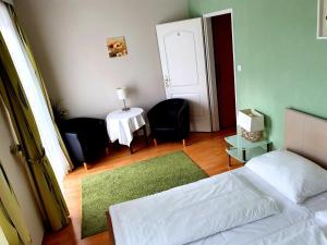 Łóżko lub łóżka w pokoju w obiekcie Hotel Hotwagner