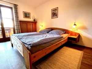ボルシュターラングにあるLandhaus Bergidyll - Ferienwohnung Kapellenblickのベッドルーム1室(木製ベッド1台付)