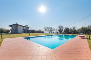 basen w ogrodzie z domem w tle w obiekcie Garda Country House by Wonderful Italy w mieście Lonato