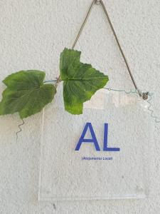uma folha verde num cartaz com o logótipo Al em CASA do MONDEGO COIMBRA-17km em Penacova