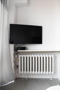 Televízia a/alebo spoločenská miestnosť v ubytovaní Chłodna Sky Blue Aparament