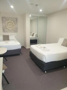 Carlton Suites客房内的一张或多张床位