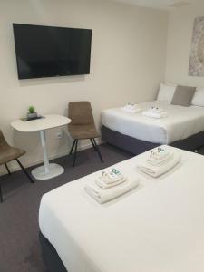 Carlton Suites客房内的一张或多张床位
