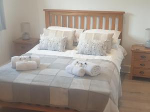 ein Schlafzimmer mit einem Bett mit Handtüchern darauf in der Unterkunft Greenacres in Kelsale