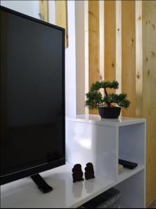 Μια τηλεόραση ή/και κέντρο ψυχαγωγίας στο My Home - Entire house in the center of Tirana