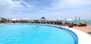 Bazén v ubytování Medplaya Hotel Riviera - Adults Recommended nebo v jeho okolí