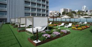 Een tuin van Medplaya Hotel Riviera - Adults Only