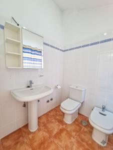 ein Bad mit einem WC und einem Waschbecken in der Unterkunft Ático dúplex en el centro de Altea con vistas parciales al mar - Ref A005 AVANOA PREMIUM RENTALS in Altea
