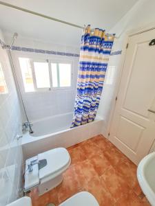 ein Badezimmer mit einem WC, einem Waschbecken und einer Badewanne in der Unterkunft Ático dúplex en el centro de Altea con vistas parciales al mar - Ref A005 AVANOA PREMIUM RENTALS in Altea