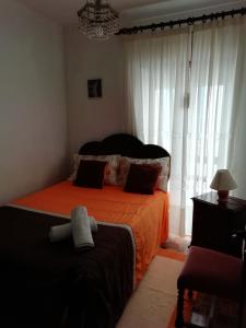 En eller flere senger på et rom på Casas da Cacilda