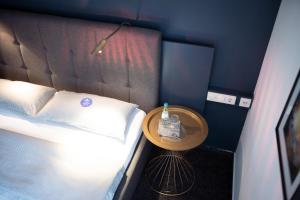 a small room with a bed and a table at Magni Boutique Hotel in Braunschweig