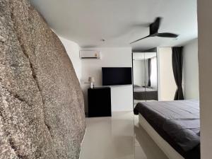 una camera con letto e TV a schermo piatto di Tantris apartment a Lamai Beach