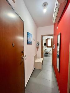 een hal met een rode deur in een kamer bij La Colombaia in Trapani