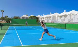 Tenis alebo squash v ubytovaní H10 Ocean Suites alebo jeho okolí