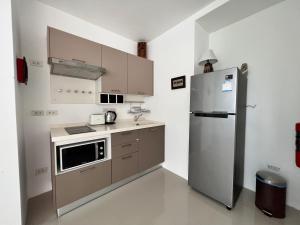 una cucina con frigorifero e forno a microonde di Tantris apartment a Lamai Beach