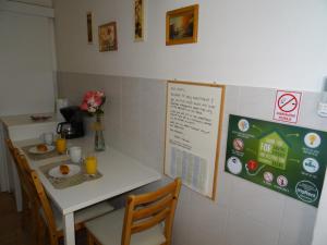 een tafel met een witte tafel en een bord aan de muur bij Apartments Only in Dubrovnik