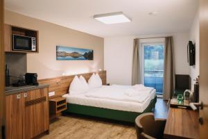 Tempat tidur dalam kamar di Hotel Aichingerwirt