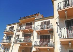 un edificio con balcones en un lateral en Gallura 2 en La Maddalena