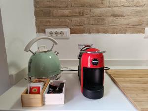 uma chaleira de chá vermelho e preto no balcão da cozinha em I Capricci di Florian em Perugia