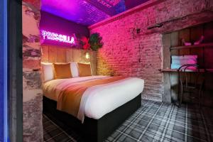 Postel nebo postele na pokoji v ubytování Briggate Hotel
